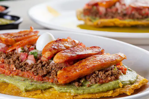 Patacón Bahía Cupica con chorizo, carne molida y pico de gallo
