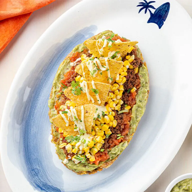 Patacón Bahía Honda con carne molida, maicitos, nachos y guacamole