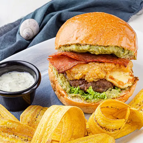 Burger Bay con tocineta, guacamole y queso asado