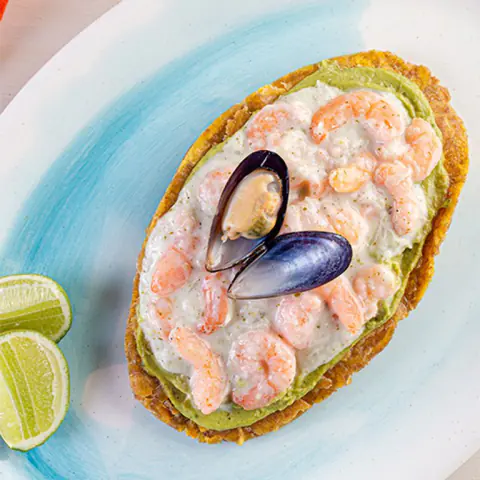 Patacón Capurganá con camarones, mejillones y limón