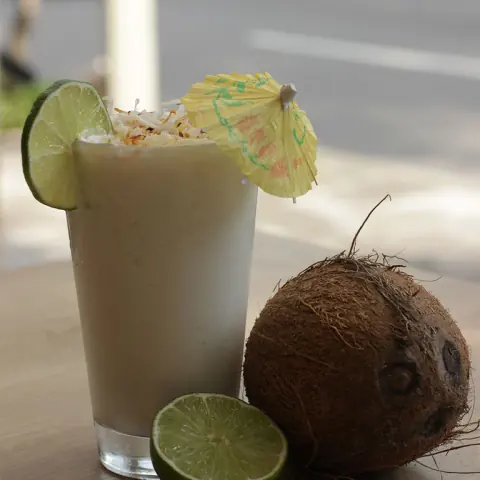 Limonada de coco servida con limón