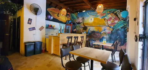 Interior de Patacón Bay con mural de playa