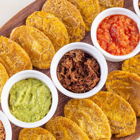 Tabla Para 4 con pataconcitos, hogao, guacamole y proteínas