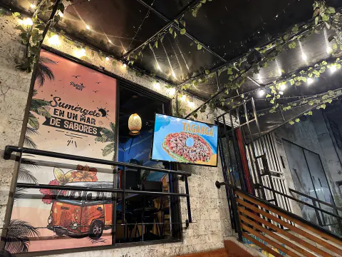 Terraza de Patacón Bay con luces y mural Sumérgete en un mar de sabores